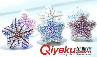 DAD鑲鉆五角星風口香水 鑲鉆五角星汽車飾品 水晶鉆海星風口香膏-饒平縣海山路士達汽車裝飾用品經(jīng)營部提供DAD鑲鉆五角星風口香水 鑲鉆五角星汽車飾品 水晶鉆海星風口香膏的相關(guān)介紹、產(chǎn)品、服務、圖片、價格饒平縣海山路士達汽車裝飾用品經(jīng)營部、汽車防爆膜;汽車改裝件;LED燈;汽車飾品;汽車香水;車載小電器;車衣